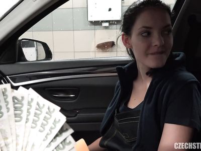 Чешская порно мойщица машин повелась на бабки и дала себя выебать мажору прямо на рабочем месте за деньги