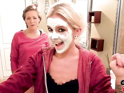 Групповой секс парнишки с блондинкой и похотливой шатенкой лесбиянкой любительницей порно позы 69