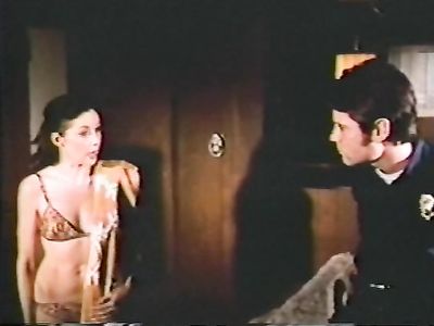 Полицейский без перерыва дрючит свою симпатичную пленницу в ретро порнушке