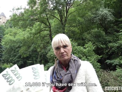 За деньги на улице чешская порно бабка шикарно трахается раком с пикапером