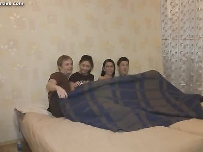 Молодые свингеры трахаются на кровати и получают удовольствие